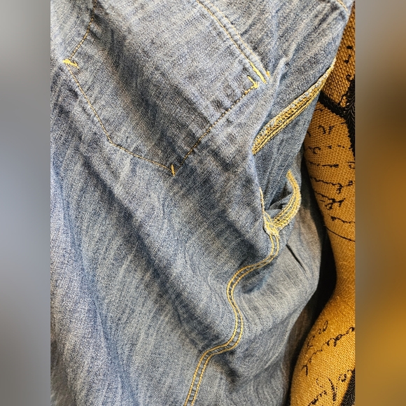 Men’s Levi Button-down Denim Shirt - Picture 12 of 16